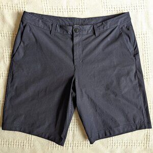 Lululemon Men's Commission Black  Short 7’’ Chino Size 36